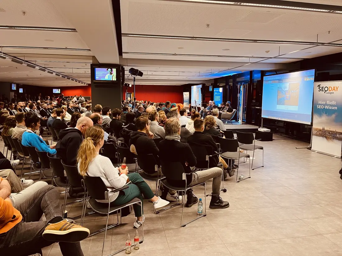 Talk in front of a large audience at SEO-DAY